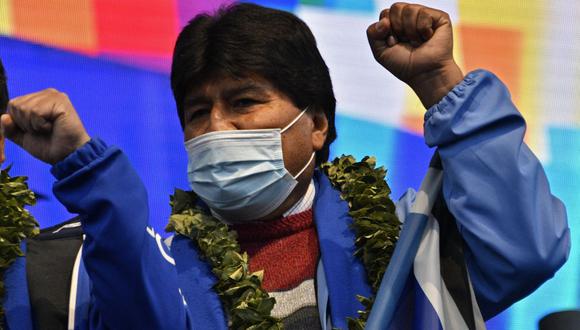 El expresidente de Bolivia le deseó “éxitos” al candidato presidencial de Perú Libre y saludó que busque “implementar cambios estructurales” en el Perú. (Foto: AIZAR RALDES / AFP).