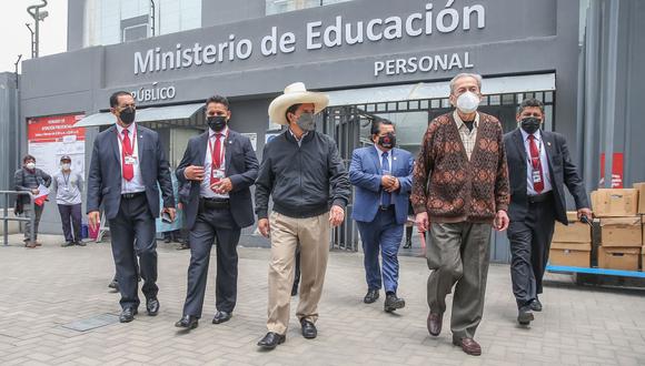 Presidente Pedro Castillo se reunió este miércoles 3 de noviembre con el ministro de Educación, Carlos Gallardo. (Foto: Andina/Presidencia)