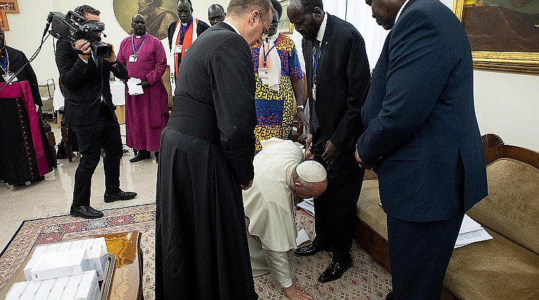 El emocionante momento que el Papa Francisco besa los pies de líderes de Sudán del Sur (FOTOS) 