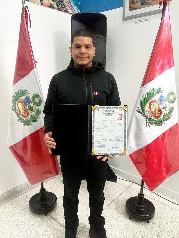 Alain Almeida se nacionaliza peruano y celebra en fiestón 