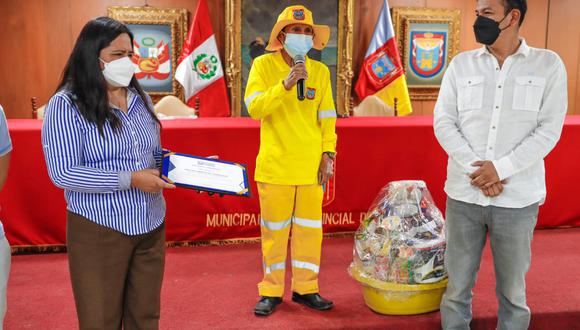 Municipalidad de Piura entregó reconocimiento a obrero de limpieza pública.