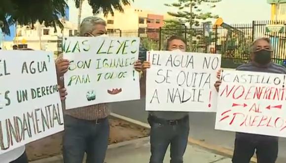 Trabajadores protestan este miércoles en los exteriores del Ministerio de Energía y Minas, en San Borja. Foto: Latina