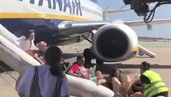 Cargador de celular se incendia en un avión y causa pánico en pasajeros (VIDEO)