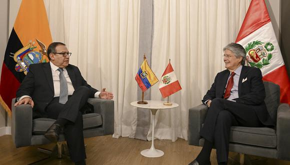 Alberto Otárola se reunió con el presidente de Ecuador, Guillermo Lasso. (Foto: Cancillería)