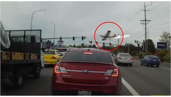 El preciso momento en que una avioneta se estrella en una carretera de EE.UU. [VIDEO]