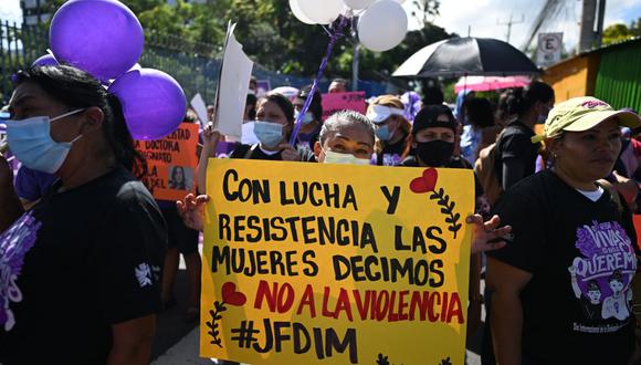 Una mujer participa en una manifestación para exigir justicia para las víctimas de feminicidio en San Salvador, el 25 de noviembre de 2022, durante el Día Internacional de la Eliminación de la Violencia contra la Mujer. (Foto de Marvin RECINOS / AFP)