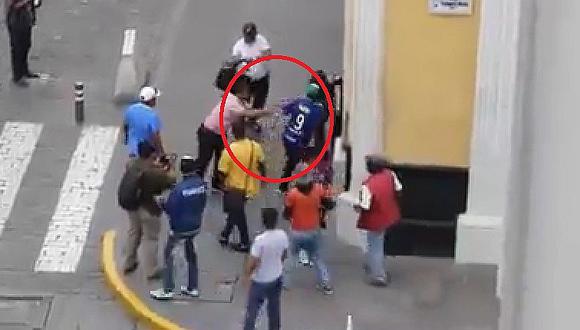 ​Facebook: hinchas de la U. de Chile son golpeadas en Arequipa (VIDEO)