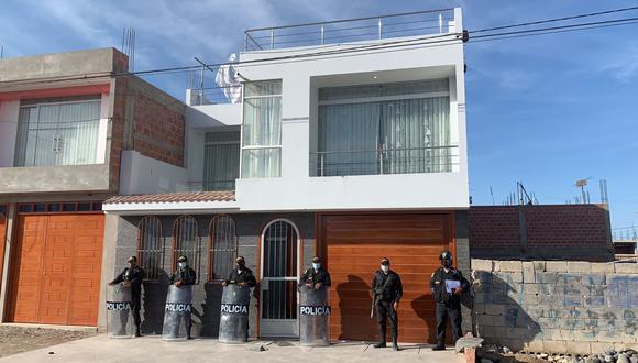 Policías en el predio de Viñani, donde vive una hija de la llamada "Tía Benita".
