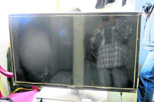 "Ladrón" y dueño se disputan propiedad de televisor en comisaría