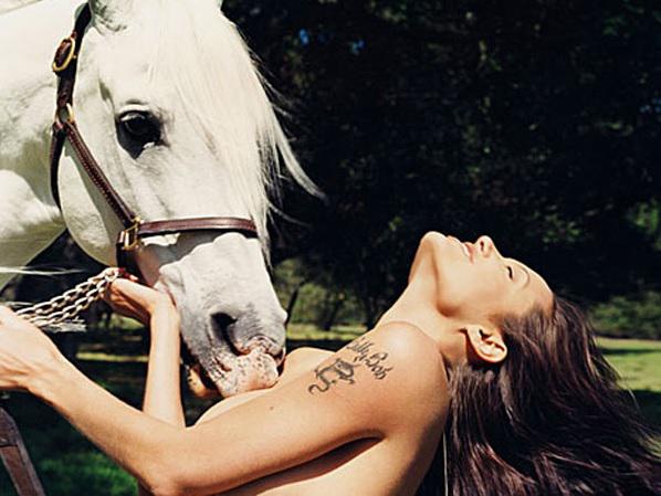 Subastarán a beneficio foto de Angelina Jolie desnuda