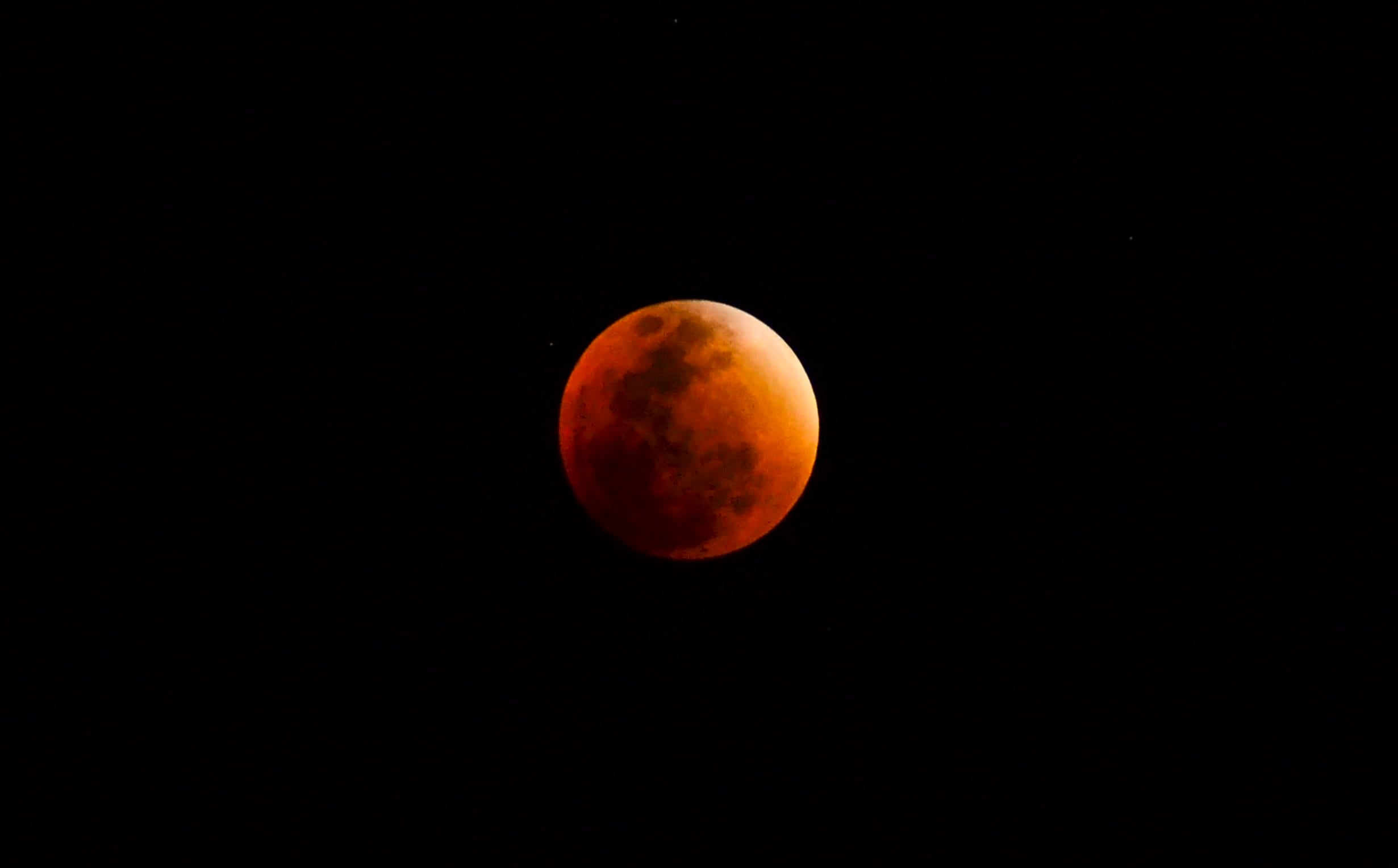 La Luna roja es visible desde la ciudad de Arequipa