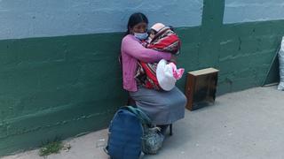 Mujer cargada de su bebe fue detenida por llevar droga en Juliaca