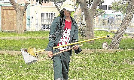 Tiene discapacidad, pero limpia parques