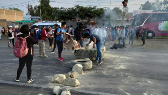Manifestantes bloquearon tramo de la Panamericana Norte en La Libertad | Foto: @giorgiomend