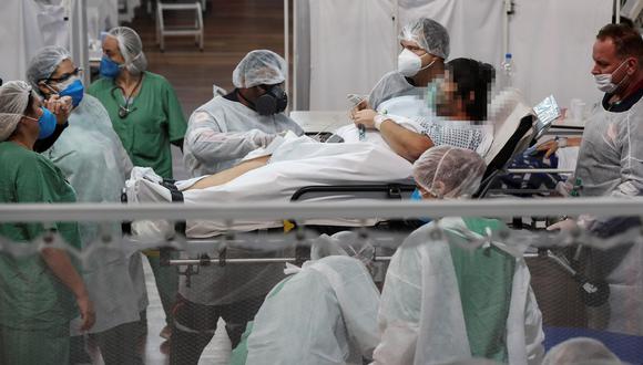 Trabajadores de la salud atienden a pacientes en tratamiento por COVID-19, en la ciudad de Santo André, en el estado de Sao Paulo (Brasil). (Foto: EFE/Sebastiao Moreira)