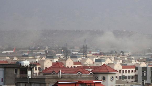 El humo sale de la zona del aeropuerto después de una explosión frente al aeropuerto internacional Hamid Karzai, en Kabul, Afganistán, el 26 de agosto de 2021. (Foto: EFE/EPA/AKHTER GULFAM)