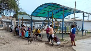 Chiclayo: Padres construyen cerco perimétrico de palos y cartones en colegio donde estudian sus hijos