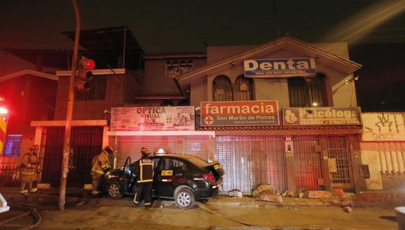 Taxi se despista y choca contra vivienda donde funciona una clínica dental en la avenida Canavaro en San Juan de Miraflores.
Fotos : César Grados /@photo.gec