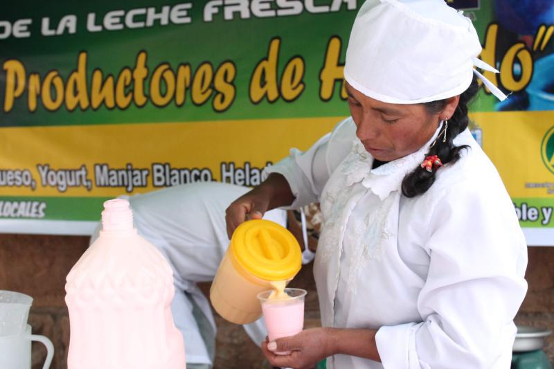 Realizan feria de lácteos