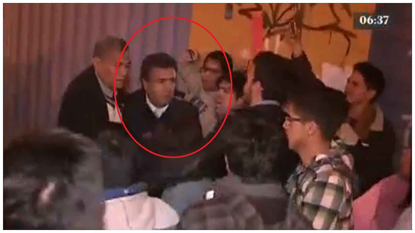 UNFV: Estudiantes atacan a decano en plena calle en medio de protestas (VIDEO)