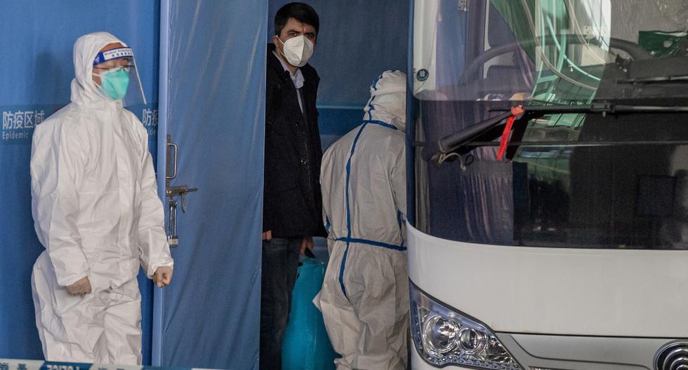 Vladimir G. Dedkov (centro), miembro del equipo de la Organización Mundial de la Salud (OMS) que investiga los orígenes de la pandemia, sube a un autobús tras la llegada de los expertos a Wuhan. (NICOLAS ASFOURI / AFP).