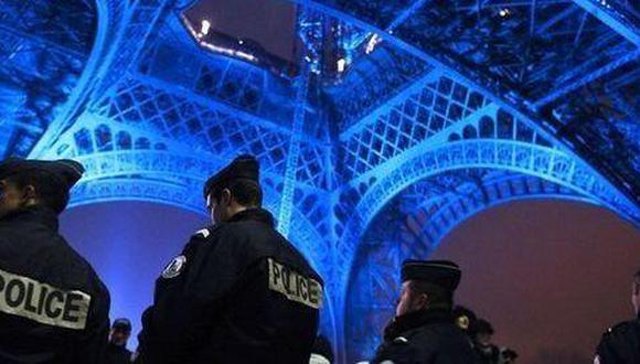 Evacuan la torre Eiffel por amenaza de bomba