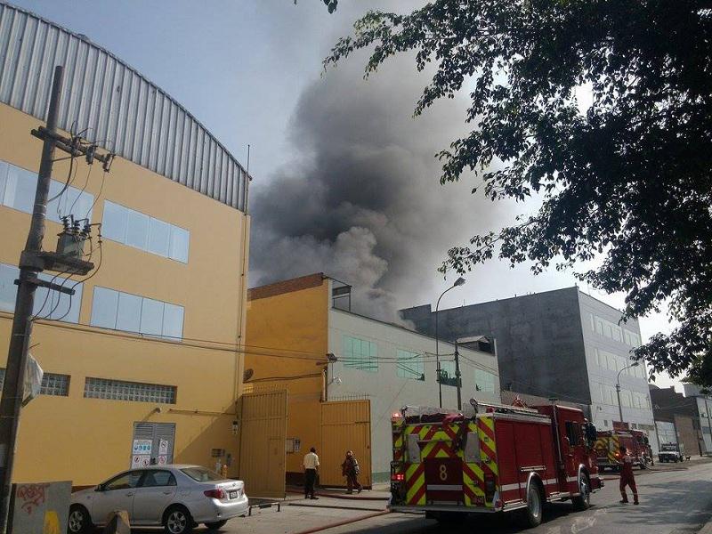 San Luis: Voraz incendio en fábrica de plástico