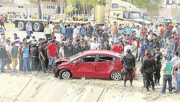 Piura: Durante persecución policial dos jóvenes que iban a bordo de un automóvil caen a canal