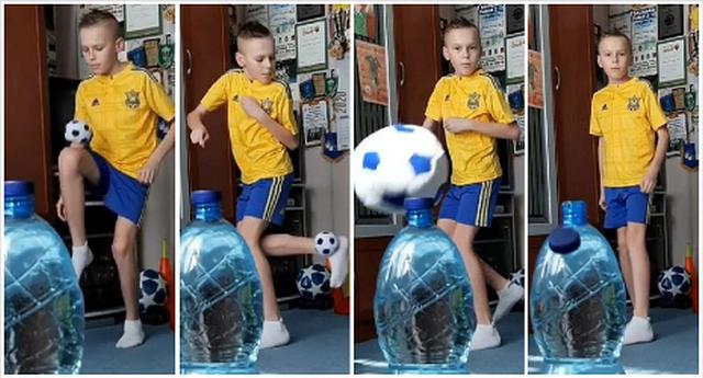 Niño destapa una botella con una pelota y causa sensación. (Captura: YouTube)