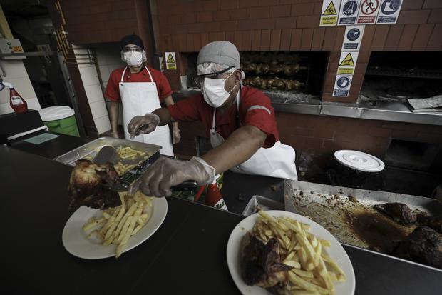 It is important that when you visit a restaurant, all staff, both kitchen and service, have masks and are correctly placed.  (Photo: Joel Alonzo/GEC)