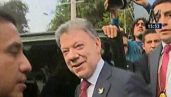 Feria del Libro: Juan Manuel Santos visitó stand de Colombia y envió saludo al Perú (VIDEO)