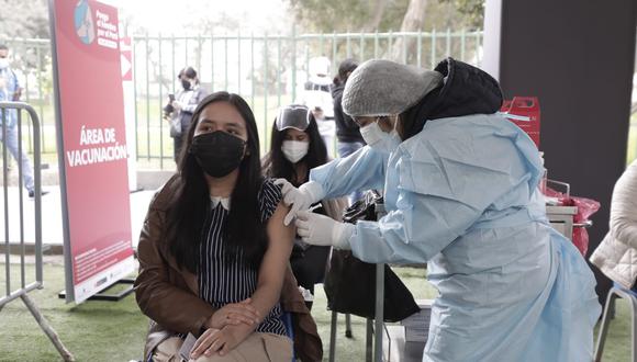 El ministro de Salud, Hernando Cevallos, señaló que gracias al avance de la vacunación contra el coronavirus a nivel nacional se ha podido bajar el rango de edad a mayores de 18 años.  (Fotos: Jessica Vicente/@photo.gec)