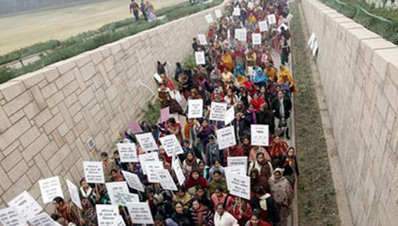 Miles de personas marchan contra violencia de género en la India