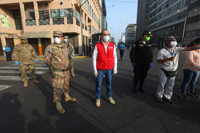 Ministro Walter Martos participó en supervisión en Mesa Redonda. (Foto: Gonzalo Córdova)