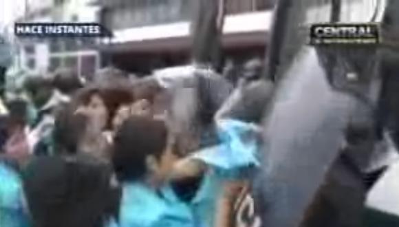 Enfermeras de EsSalud se enfrentan con policías tras bloquear avenida Alfonso Ugarte (VIDEO)