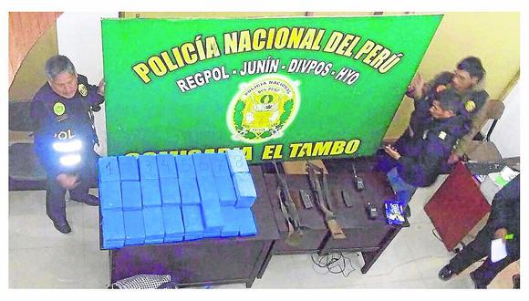 ​Huancayo: Huyen de policías y abandonan 88 kilos de droga en un auto (VIDEO)