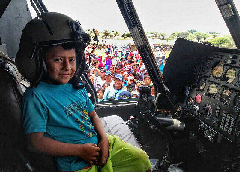 ​Twitter: imagen de niño víctima de inundaciones que aparece en helicóptero de la FAP se viraliza