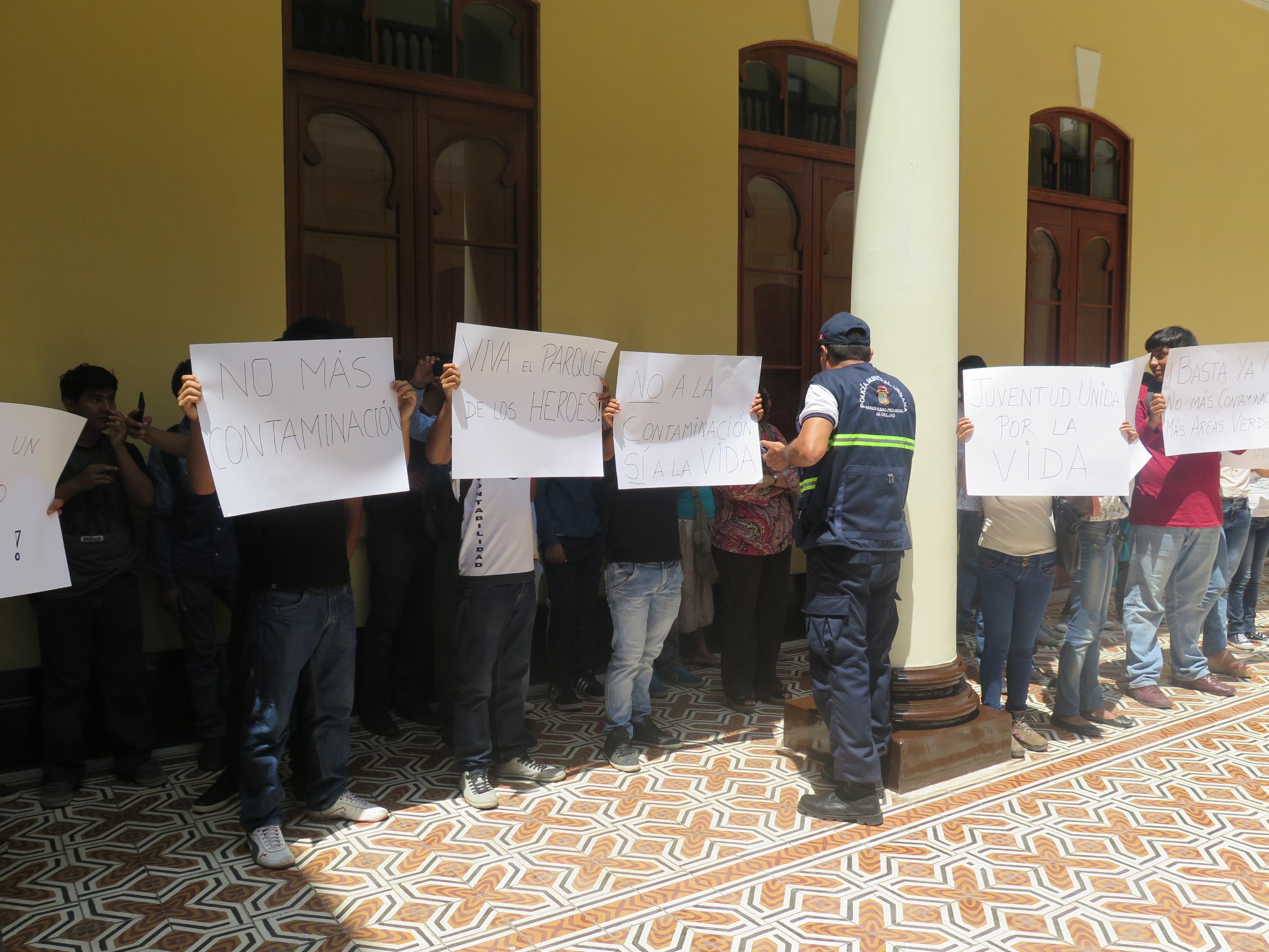 Exigen salida del Hospital de la Solidaridad con marcha en MPCh (Video)