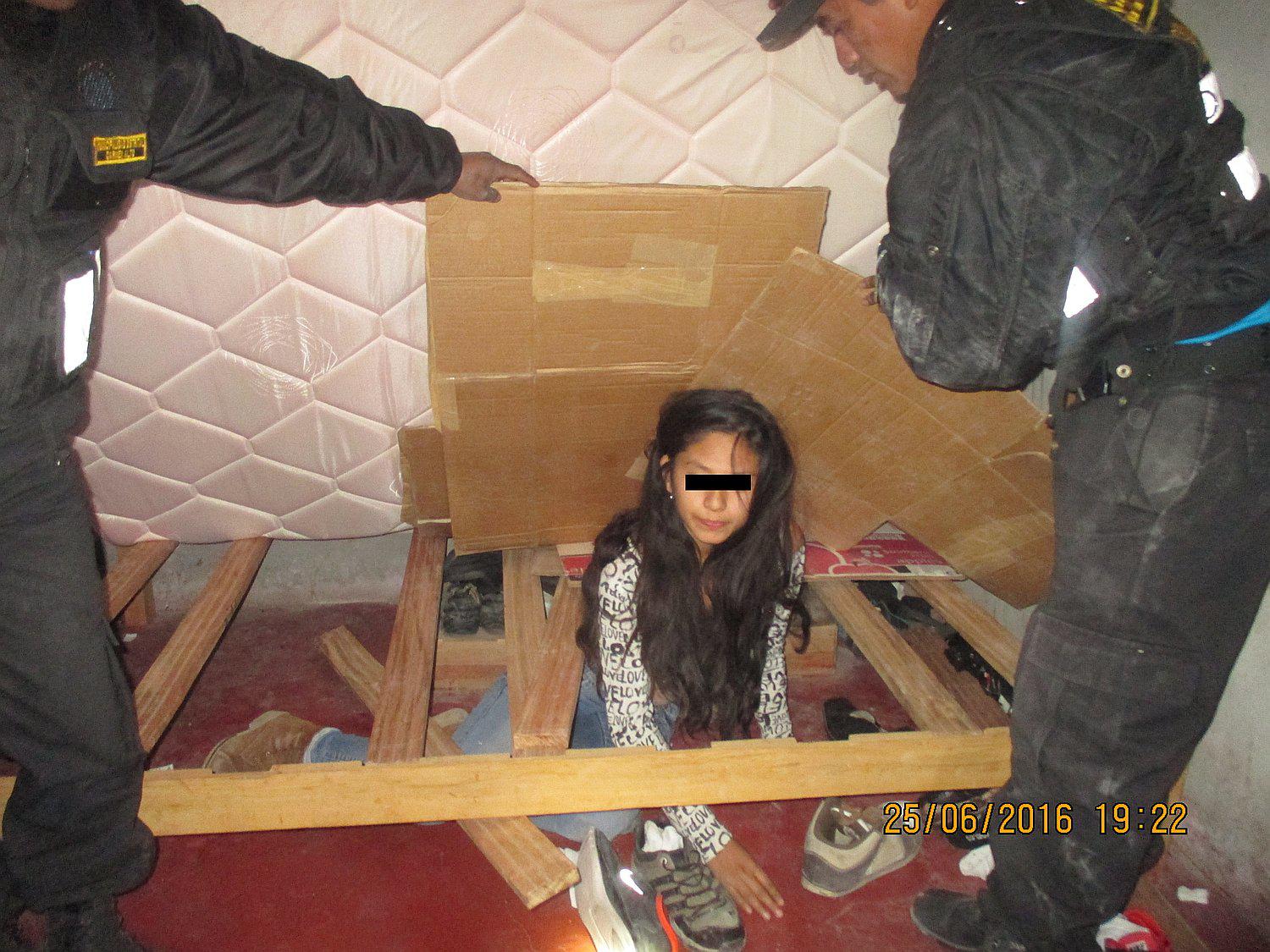 Menores de edad se escondían debajo de la cama en una fiesta semáforo