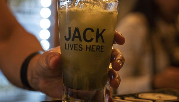 Es falso que el whisky no se debe mezcalr con agua,  unas gotas de agua  ayudan a que el whisky revele más su espíritu. (Foto: Jack Daniel’s)