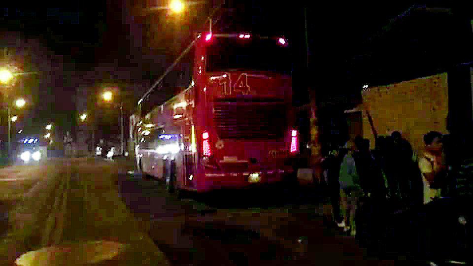 20 encapuchados armados asaltan ocho ómnibus 