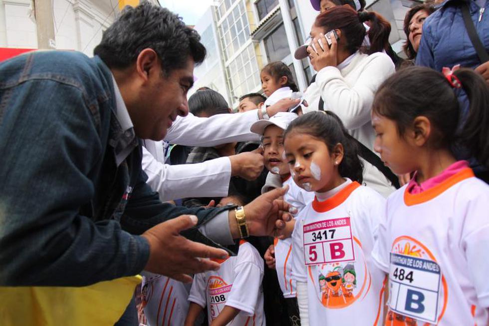 Niños y niñas participan en mini maratón (FOTOS)
