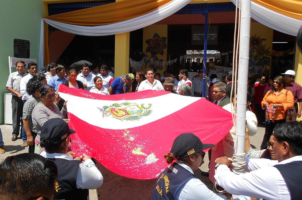 Primer mercado de Alto de la Alianza celebra Bodas de Oro con paseo de la bandera
