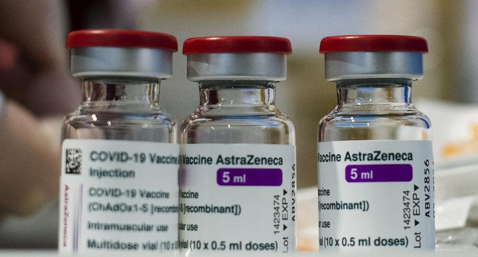 Esta foto de archivo tomada el 11 de febrero de 2021 muestra viales del lote ABV2856 de la vacuna AstraZeneca al inicio de una campaña de vacunación contra el coronavirus en Italia. (Foto de Tiziana FABI / AFP).