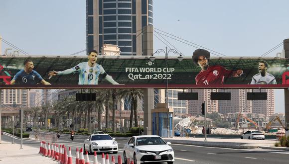Una pancarta que anuncia la Copa Mundial de Fútbol FIFA 2022 se extiende a lo largo de una calle, la capital de Qatar, Doha, el 14 de octubre de 2022, antes del torneo. (Foto de Giuseppe CACACE / AFP)