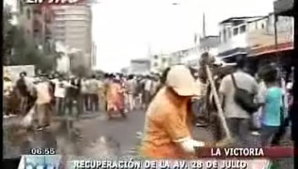 Desalojan a ambulantes de La Parada y limpian la zona