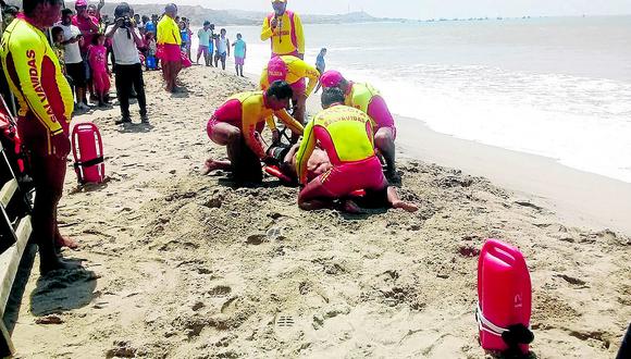 Salvavidas rescatan a un hombre que se ahogaba en playa Puerto Pizarro