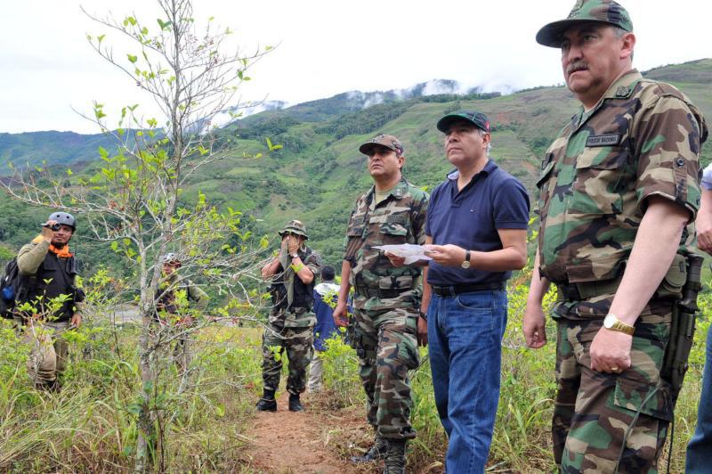 Ministro Pedraza inspeccionó zona de erradicación de coca 