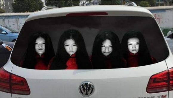 Conductores en China pegan terroríficas imágenes en su auto para evitar las luces altas 