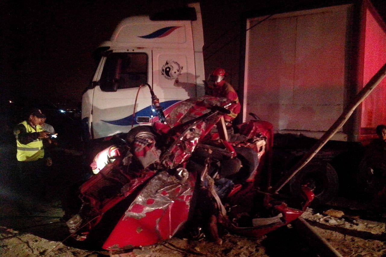 Así quedó autómovil tras ser impactado violentamente por un tráiler